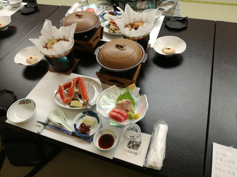 Plats japonais assortis sur une table.