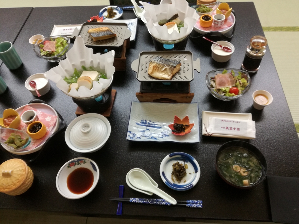 Divers plats japonais disposés sur une table.