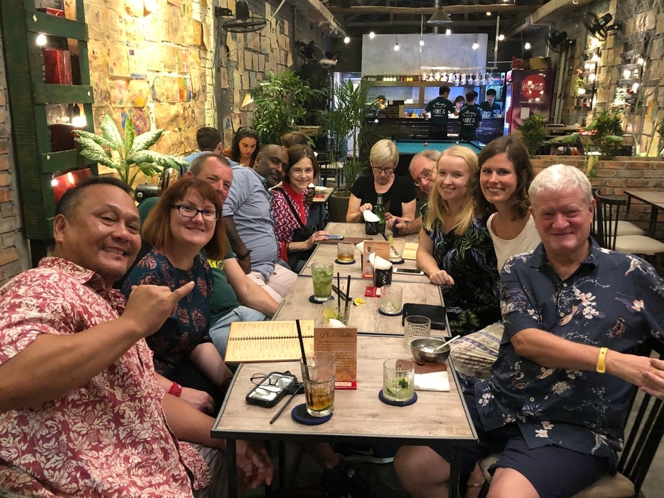 Groupe de personnes dînant ensemble dans un restaurant.