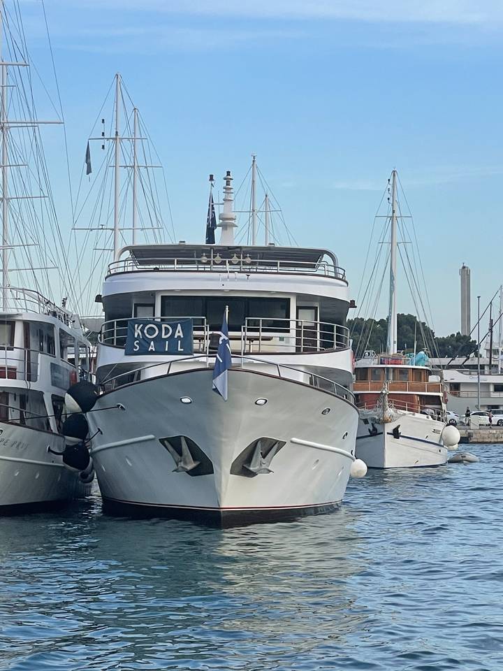 Gros plan d'un bateau amarré.