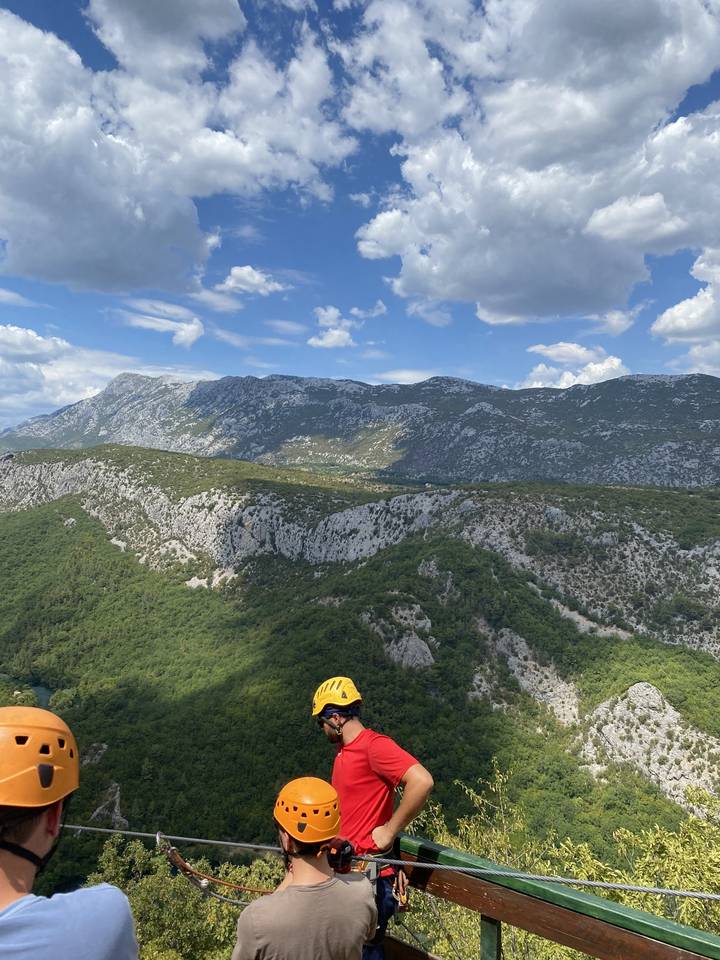 Des personnes qui se préparent pour une activité de tyrolienne.