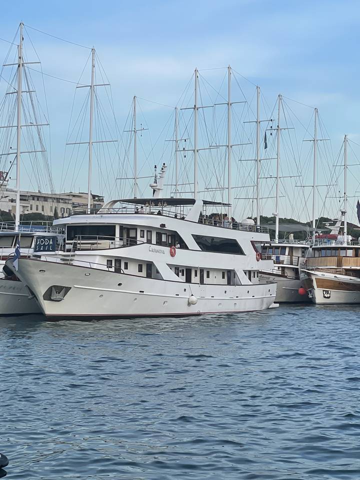 Gros plan d'un yacht amarré sur l'eau.