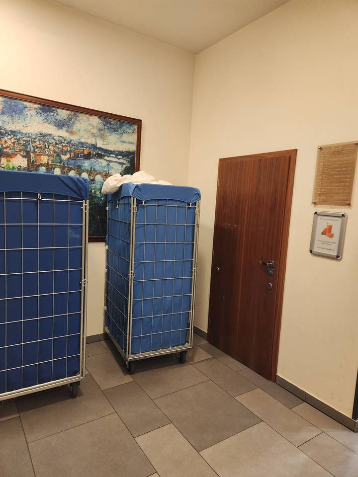 Intérieur avec chariots à linge.