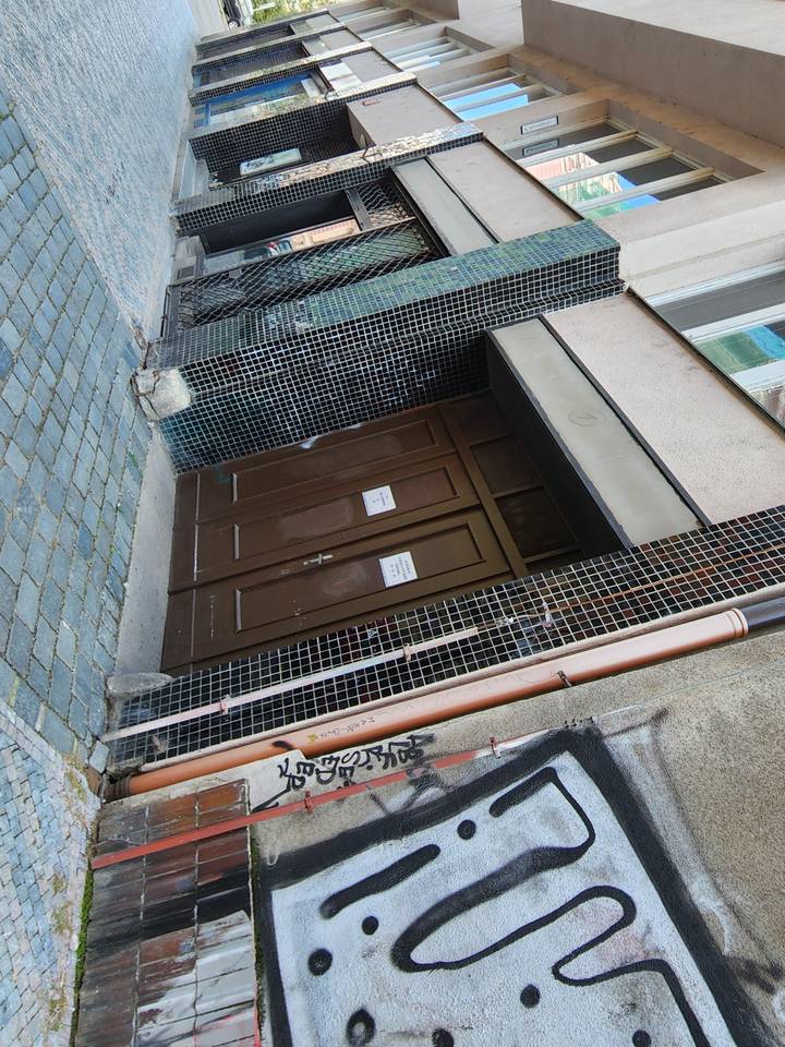 Bâtiment urbain avec graffitis et portes fermées.
