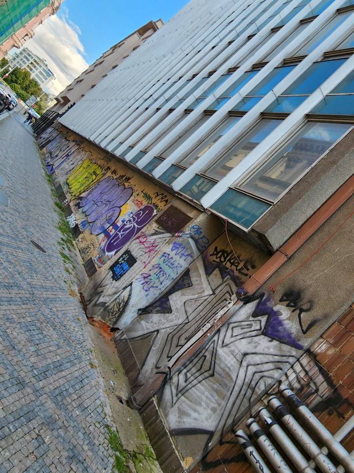 Des graffitis sur le mur d'un bâtiment urbain.