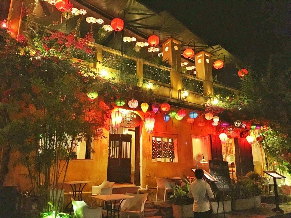 Un bâtiment décoré de lanternes colorées la nuit.