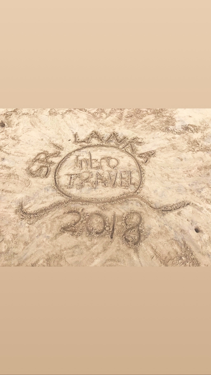 Dessin sur sable avec 'Sri Lanka 2018' écrit dessus.