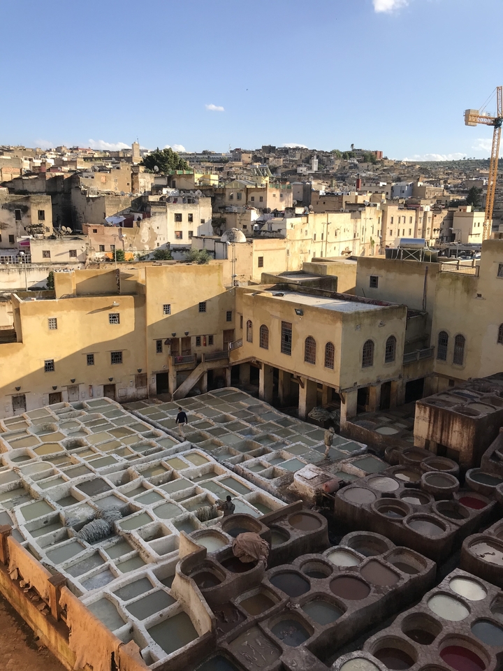 Vue d'une tannerie marocaine traditionnelle avec de vieux bâtiments.