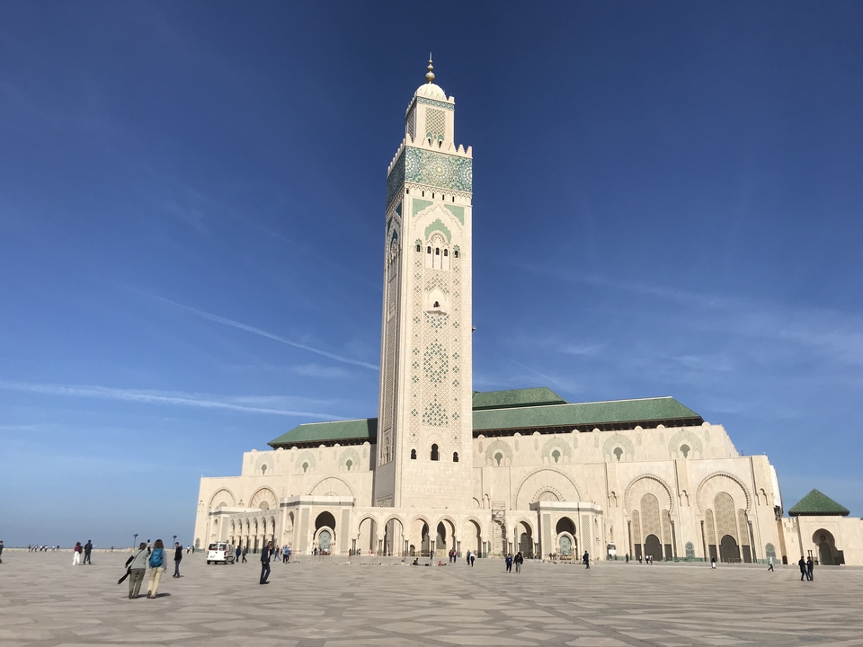 Une mosquée à l'architecture détaillée contre un ciel bleu clair.