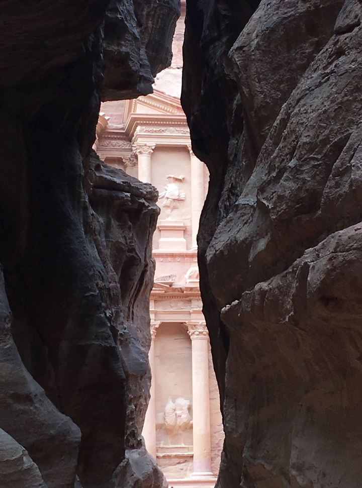 Vue du Trésor à travers un canyon étroit.