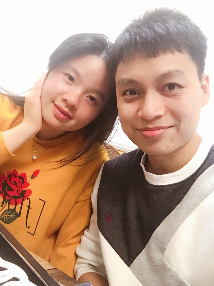 Gros plan de deux personnes souriantes.