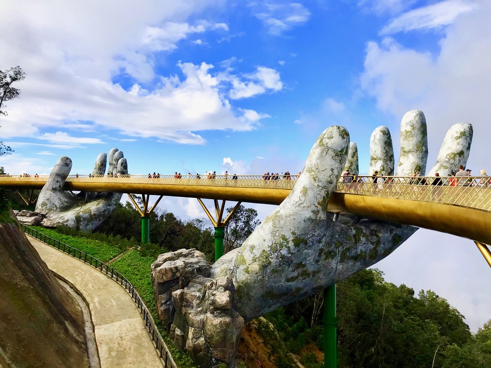 Pont Doré avec de grandes mains en pierre au Vietnam.