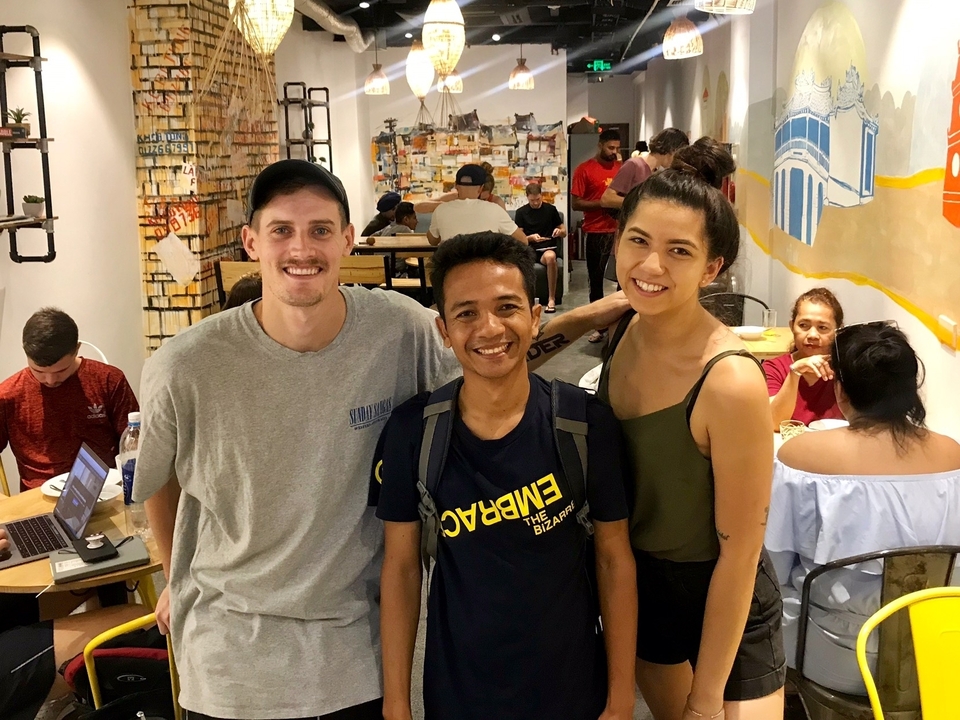Groupe de personnes dans un café.
