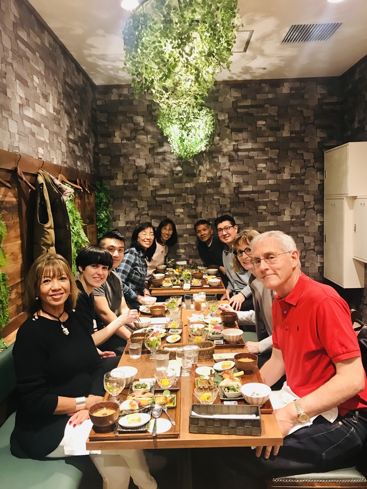 Groupe de personnes à une table à manger avec divers plats.