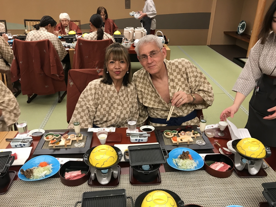 Des personnes en tenue traditionnelle japonaise prenant un repas.