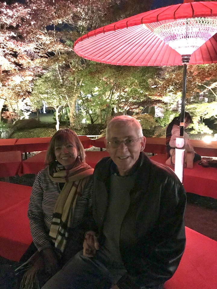 Des gens assis à l'extérieur la nuit pendant un événement.