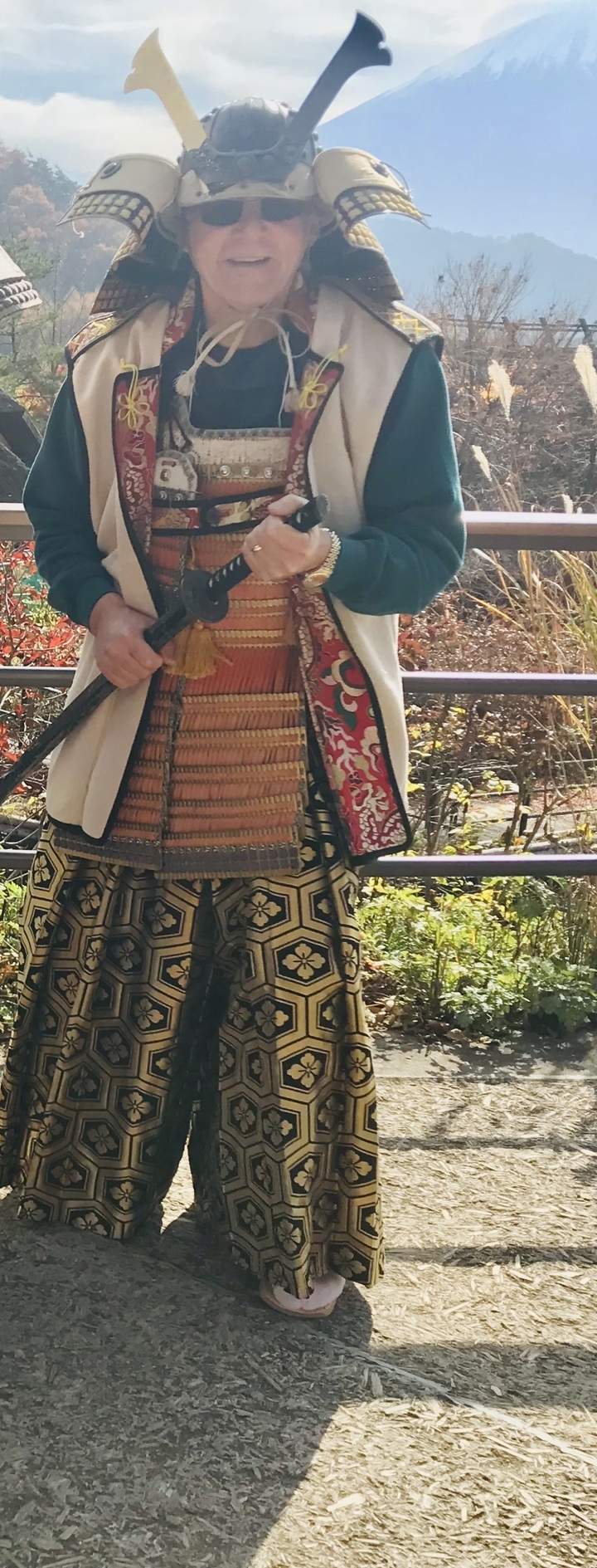 Gros plan sur un détail de vêtement traditionnel avec une atmosphère historique.