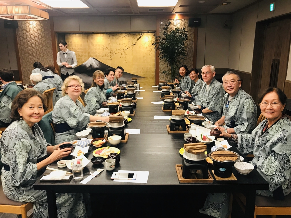 Groupe profitant d'un repas japonais traditionnel, portant des kimonos.