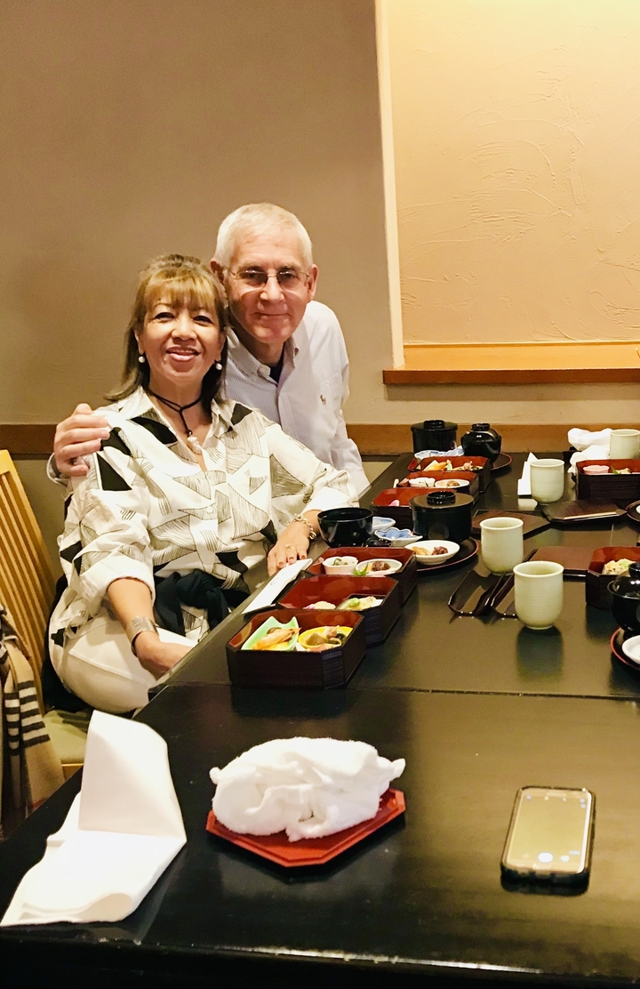 Couple dînant lors d'un repas japonais traditionnel.