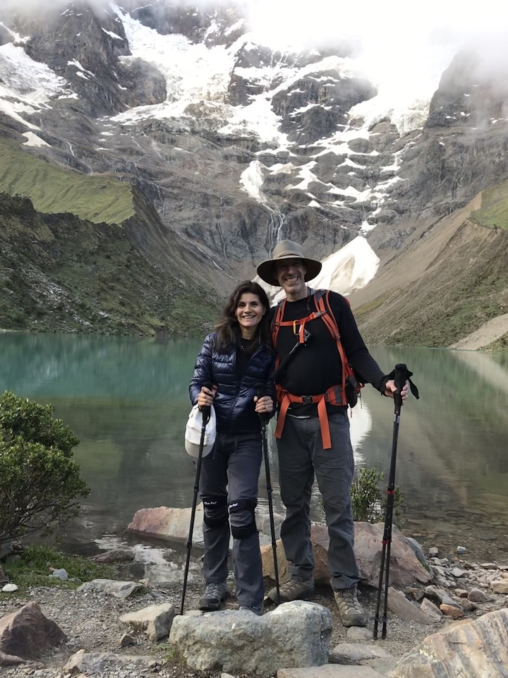 Couple posant près d'un lac de montagne serein.