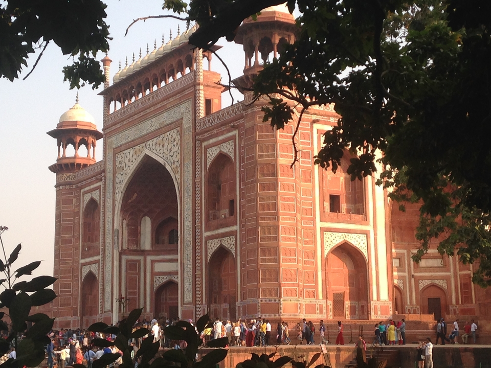 Porte historique en grès rouge aux motifs complexes.