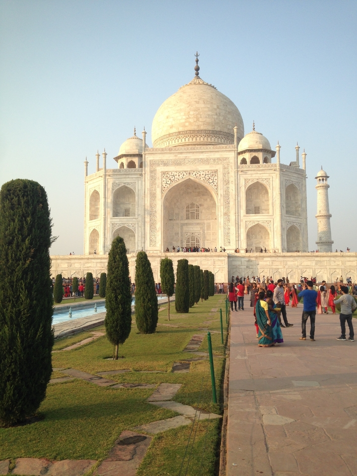 Taj Mahal avec des visiteurs au premier plan.
