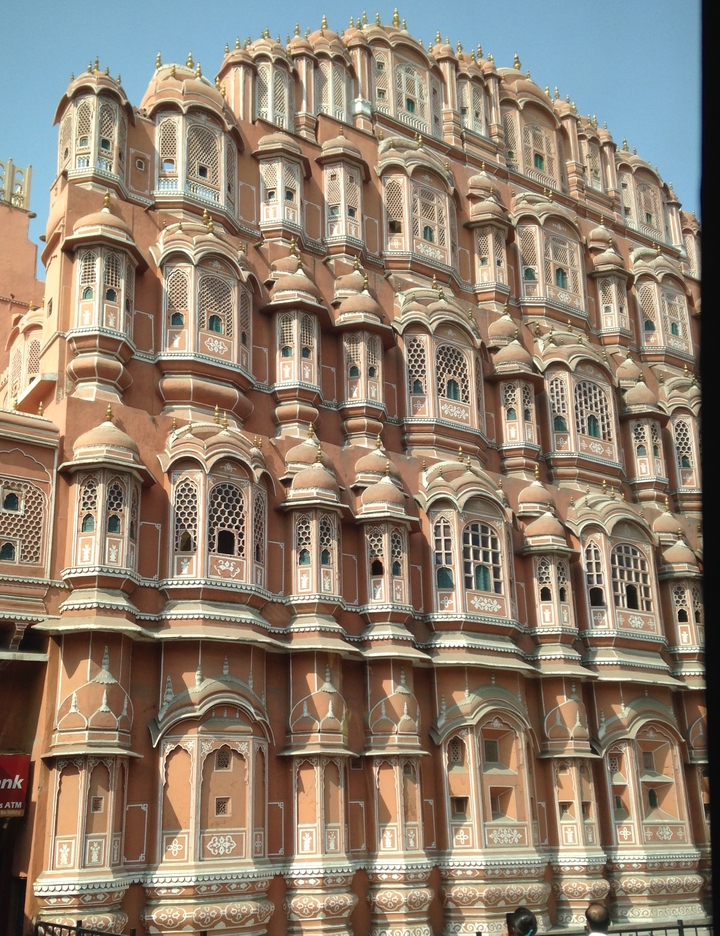 Les fenêtres en grès rose complexes du Hawa Mahal.