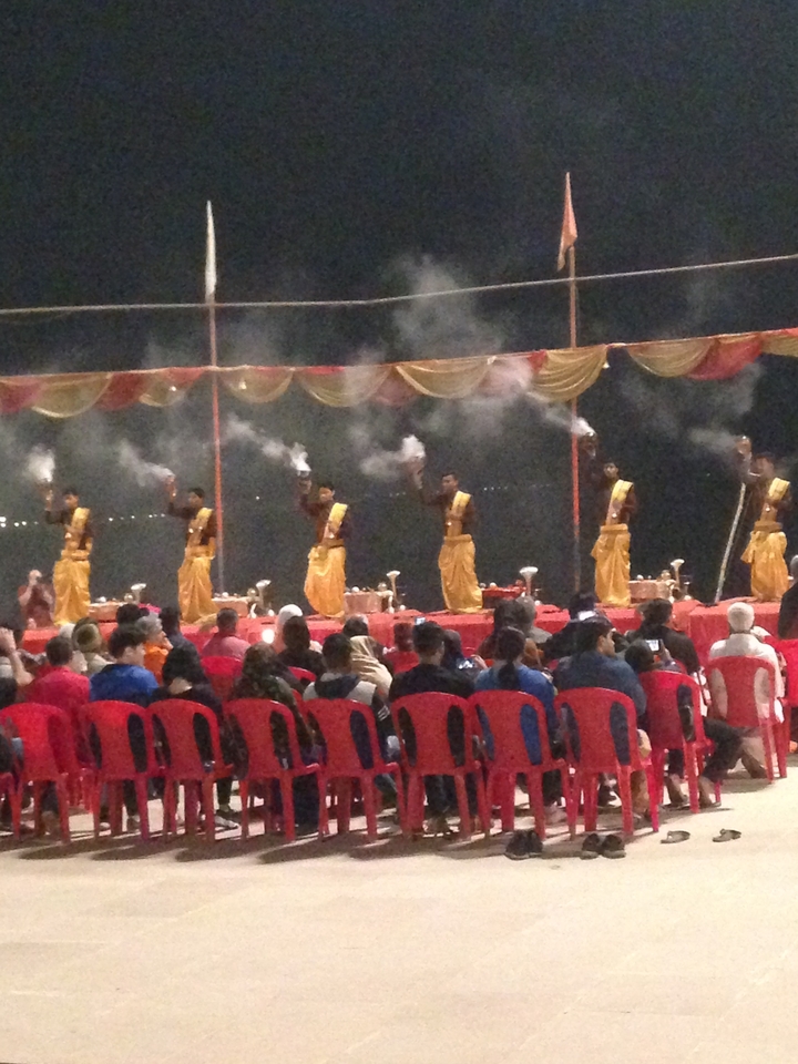Cérémonie avec des personnes tenant de l'encens.