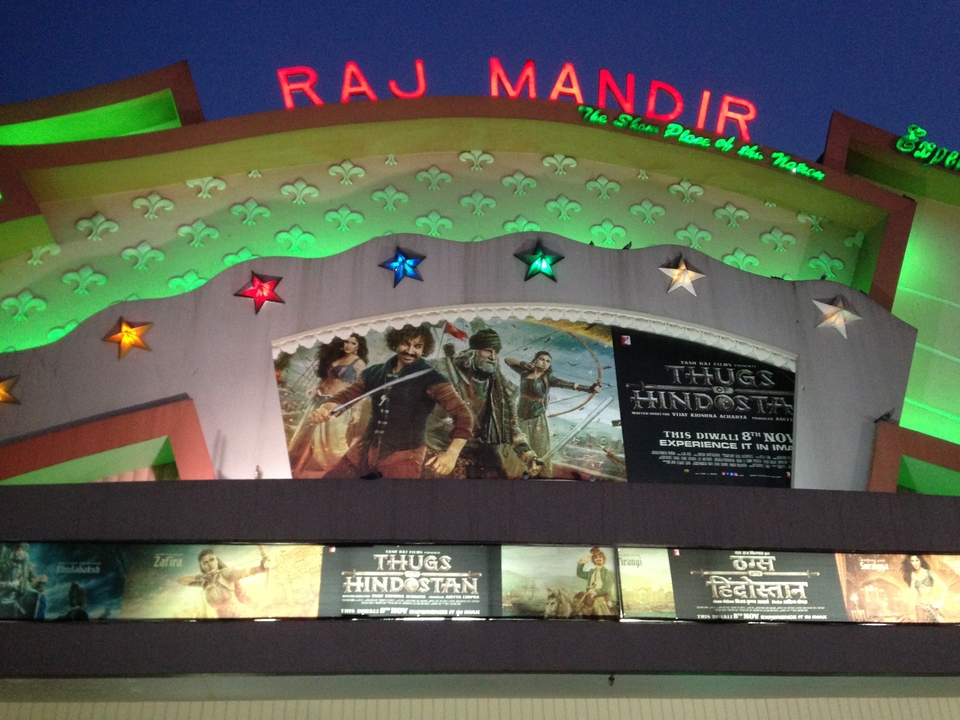 Entrée de cinéma décorative avec affiches de films.