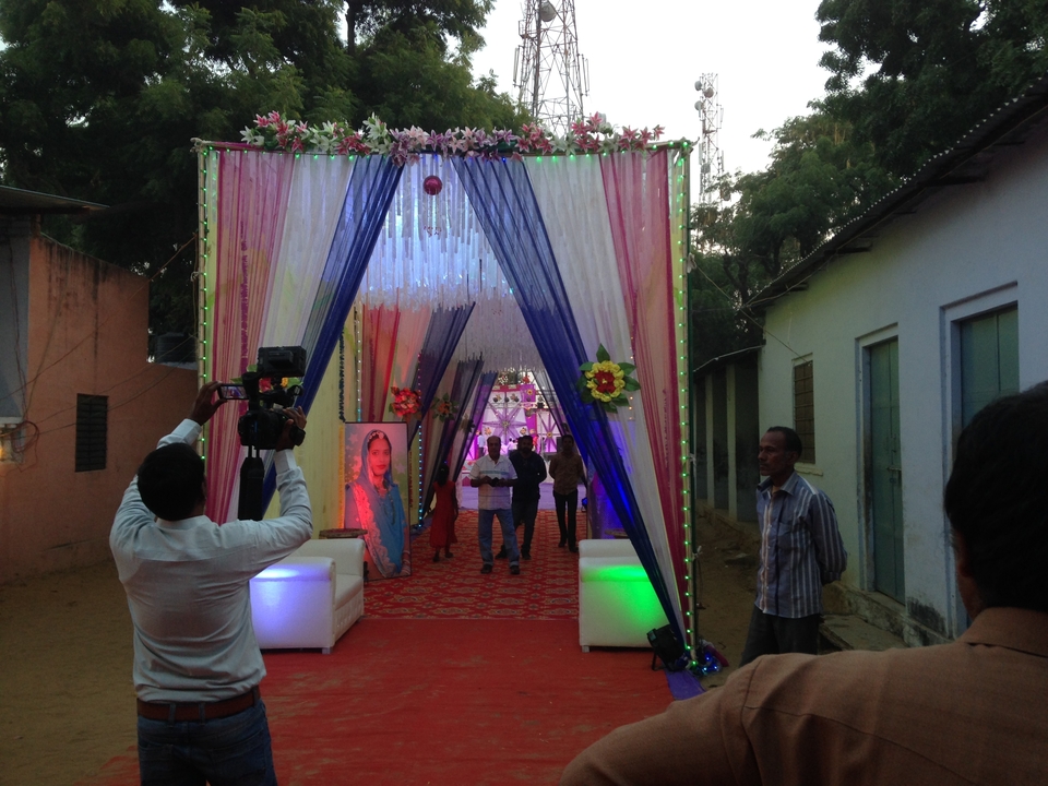 Entrée colorée vers un événement extérieur décoré.