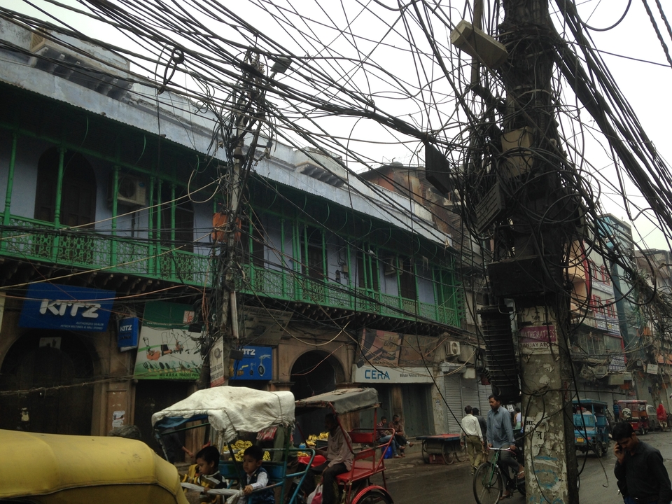 Vieil immeuble avec un enchevêtrement de fils aériens.