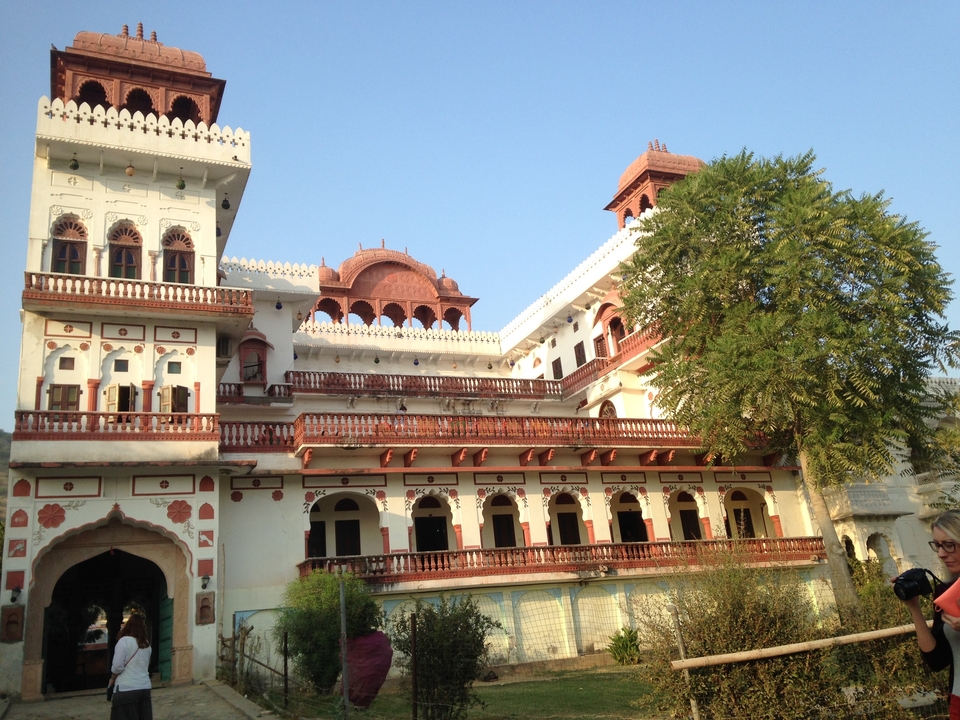Bâtiment de style traditionnel blanc et rouge avec des arbres.