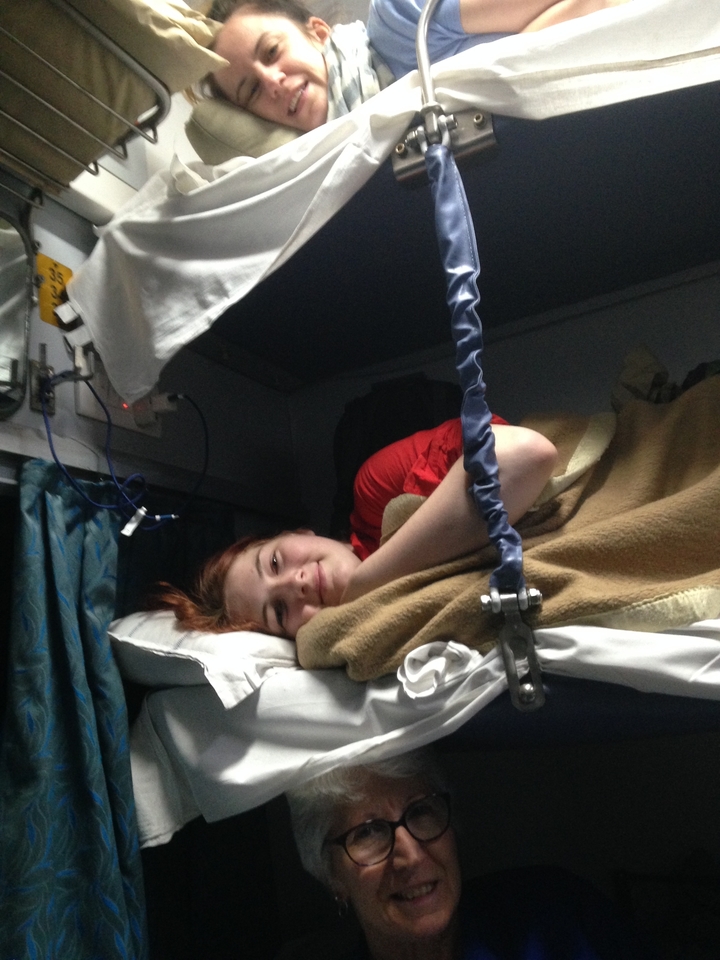 Personne allongée sur un lit de train-couchettes.