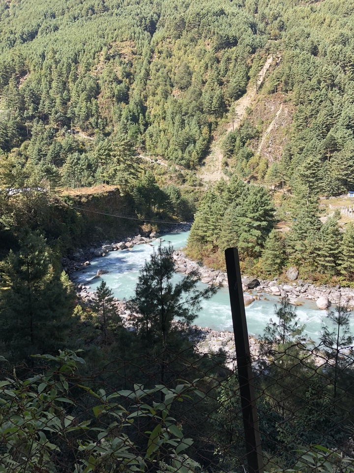 Rivière qui coule à travers une zone rocheuse et boisée.
