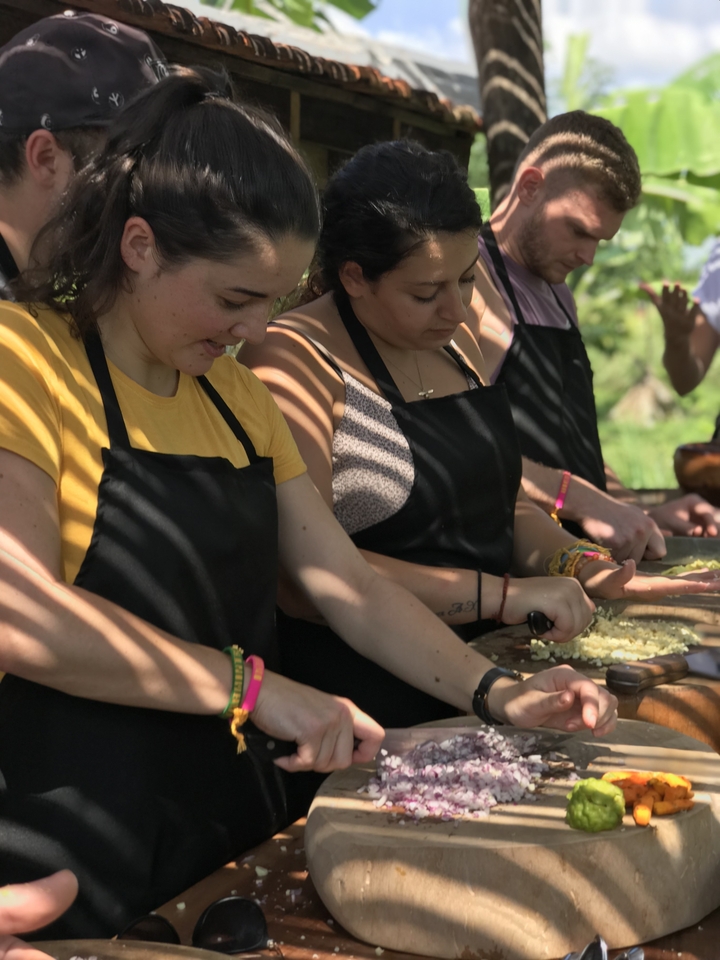 Des personnes impliquées dans une activité culinaire.
