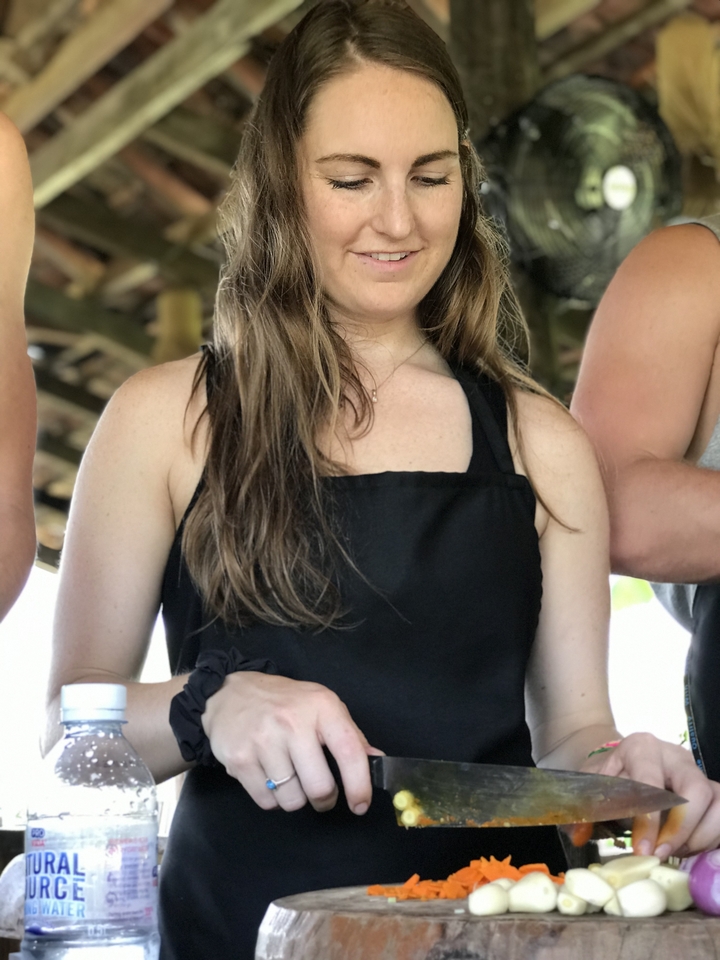 Personne dans un cadre de cours de cuisine.