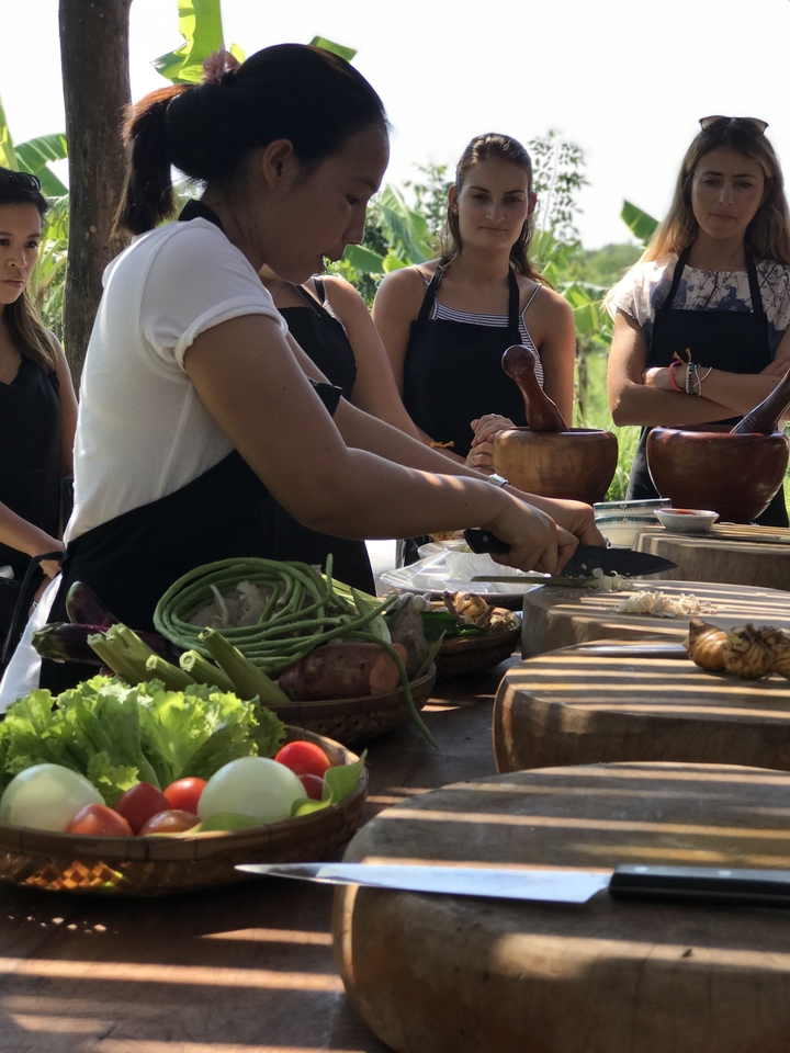 Personnes participant à un cours de cuisine.