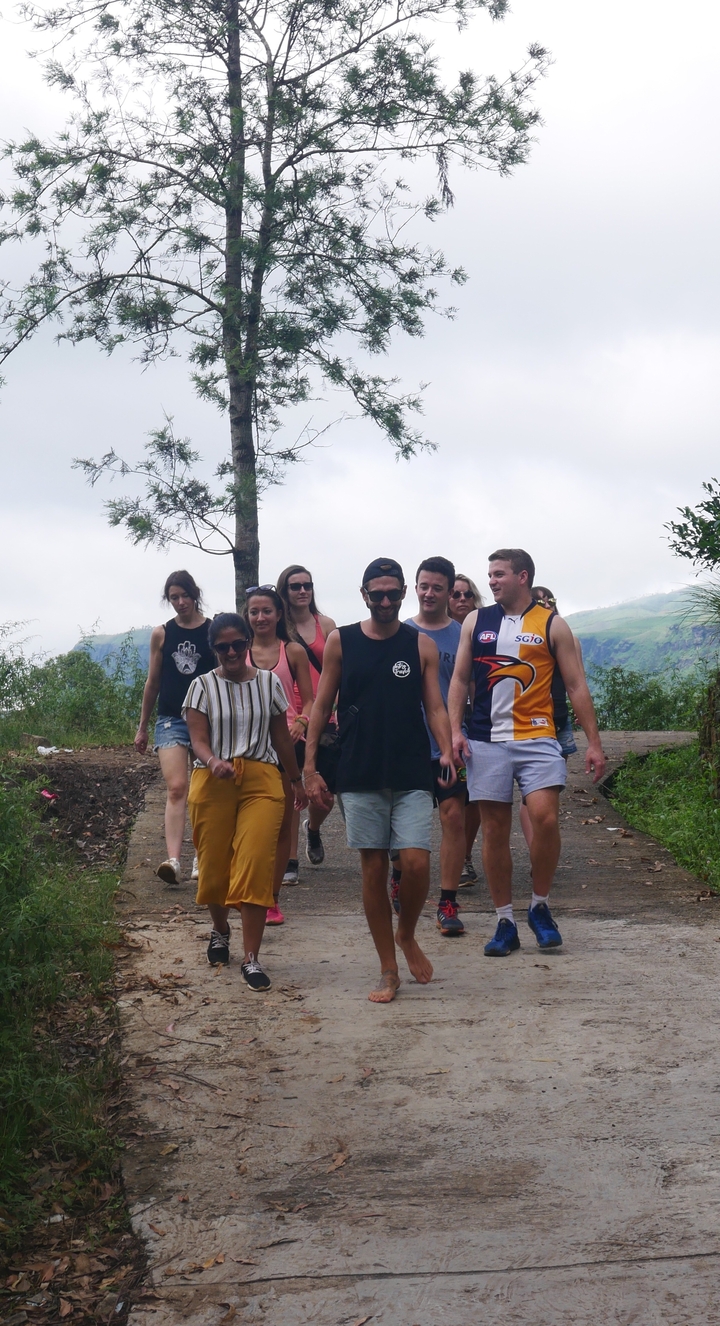 Groupe de randonneurs marchant ensemble.