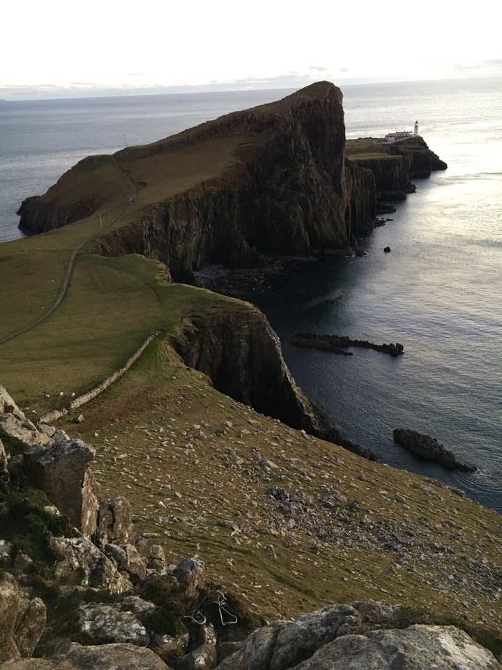 Falaise côtière avec une chute spectaculaire vers l'eau.