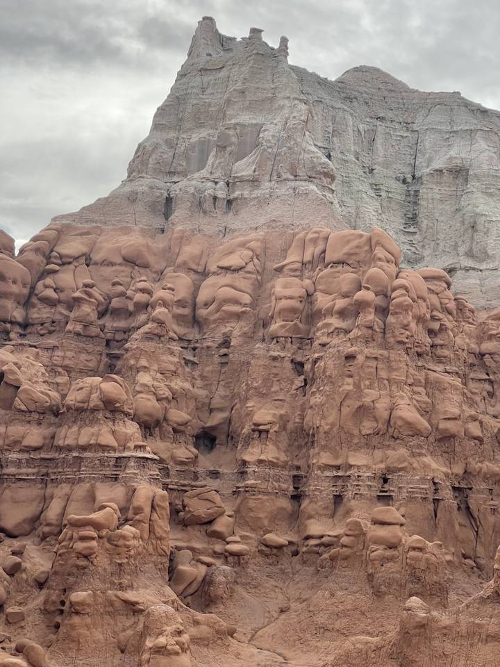 Formations rocheuses sous un ciel couvert.