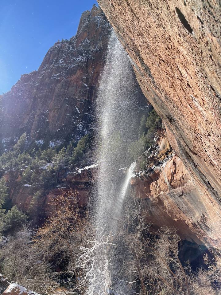 Cascade qui dévale le long d'une paroi de canyon.