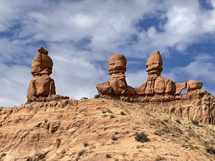 Des formations rocheuses contre un ciel bleu.