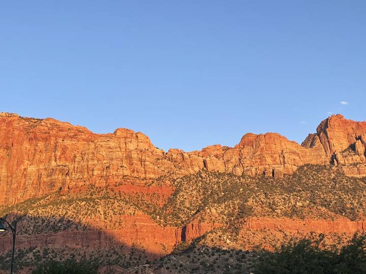 Chaîne de montagnes avec ciel bleu.