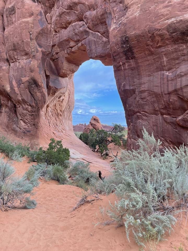 Arche de pierre naturelle dans un paysage désertique.