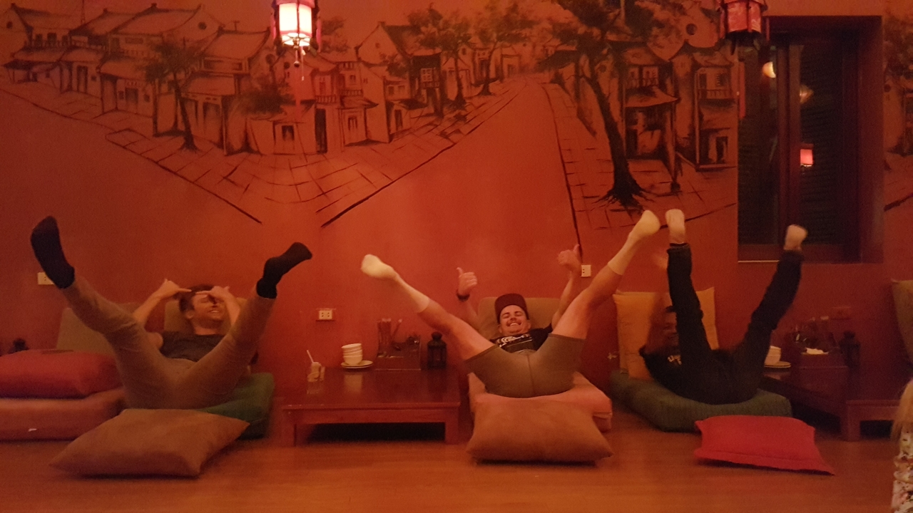 Des personnes qui posent de manière ludique dans un environnement intérieur avec des coussins.