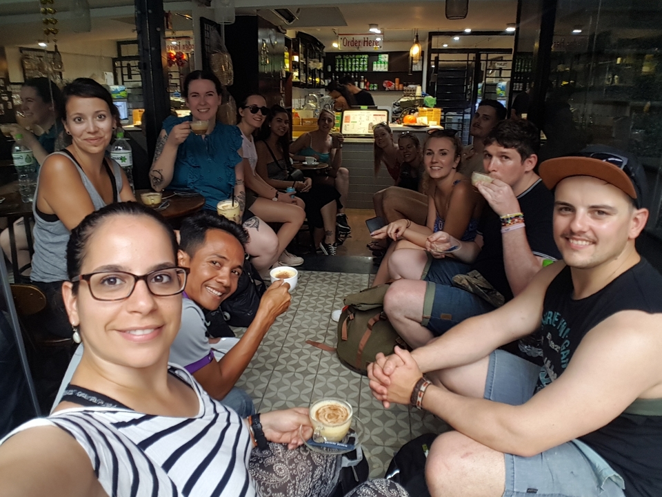 Groupe profitant de boissons dans un cadre de café intérieur chaleureux.