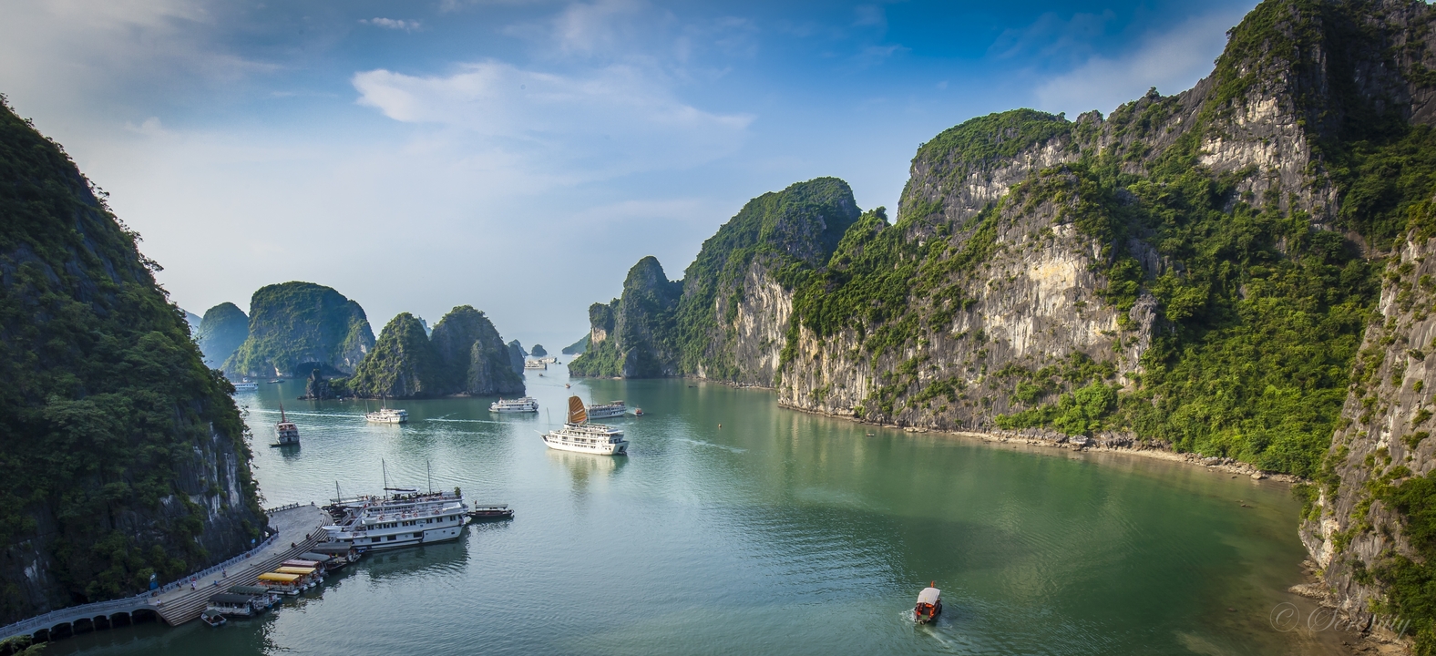 Vue spectaculaire des karsts calcaires et des bateaux dans la baie d'Halong.