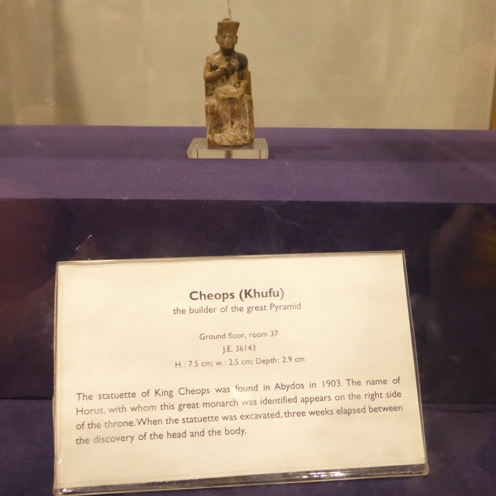 Affichage d'un artefact avec le nom 'Chéops (Khéops)'