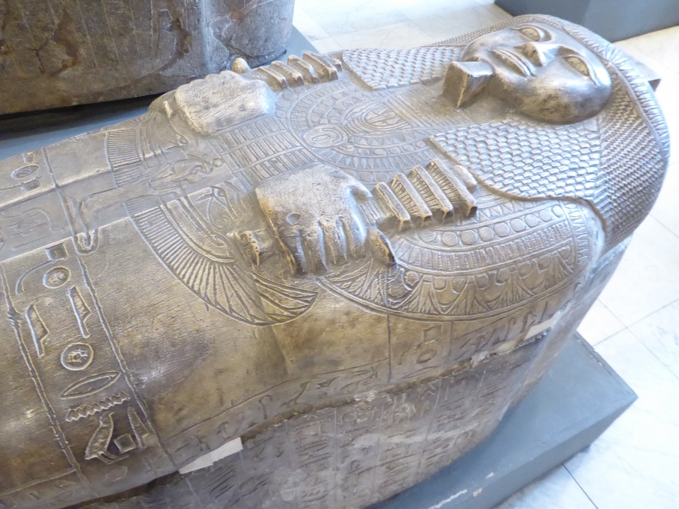Gros plan d'un artefact en pierre sculptée ancienne