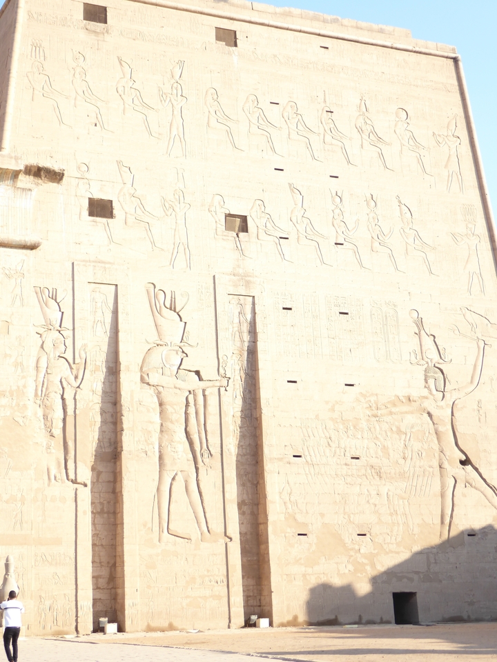 Sculptures en relief ensoleillées sur l'extérieur d'un temple égyptien antique.